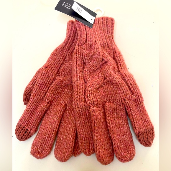Crocheted Smartphone Gloves - Picture 1 of 4